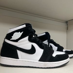 Up for sale: Original from StockX with verified tag. Women: 9.5